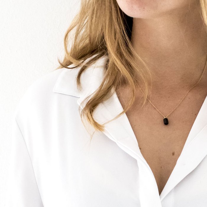 GOUDEN KETTING - ZWARTE CILINDER HANGER