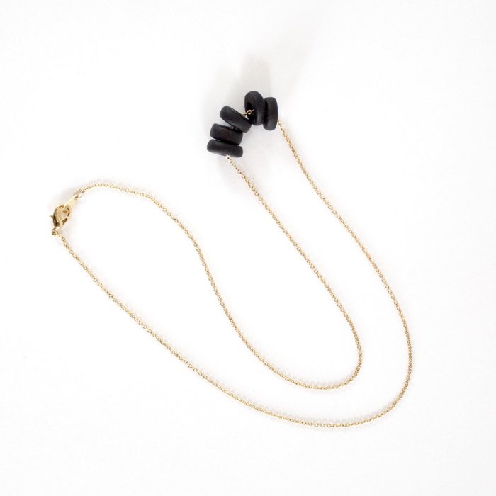 GOUDEN KETTING - ZWARTE KRALEN HANGER