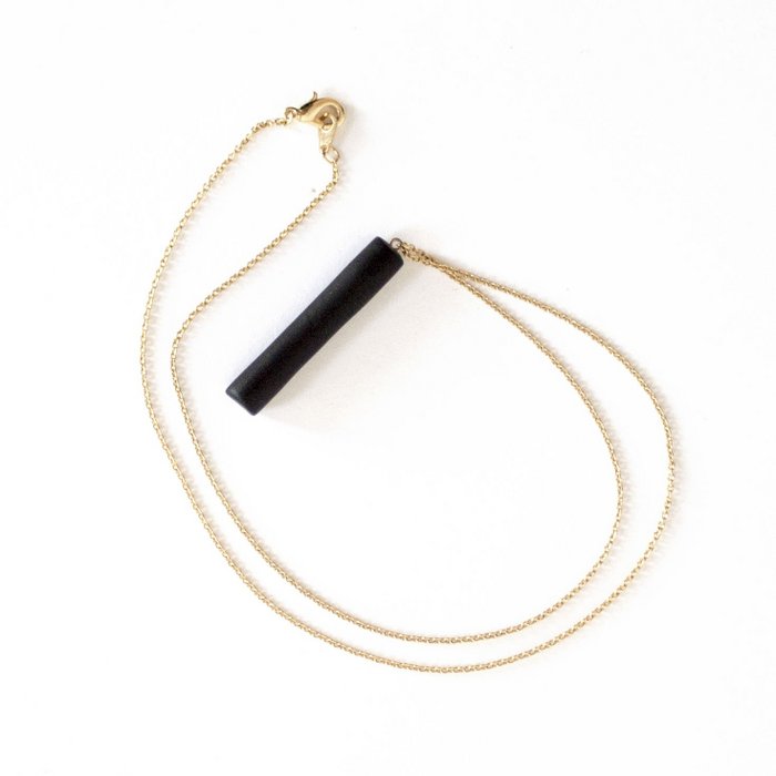 GOUDEN KETTING - ZWARTE STAAF HANGER