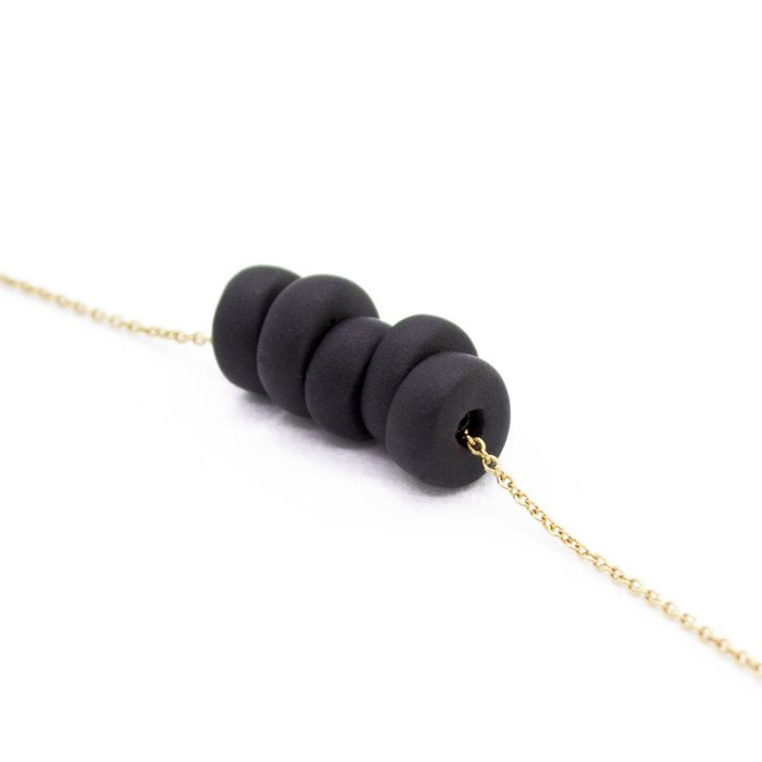 GOUDEN KETTING - ZWARTE KRALEN HANGER