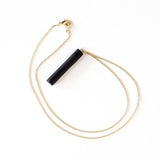 GOUDEN KETTING - ZWARTE STAAF HANGER